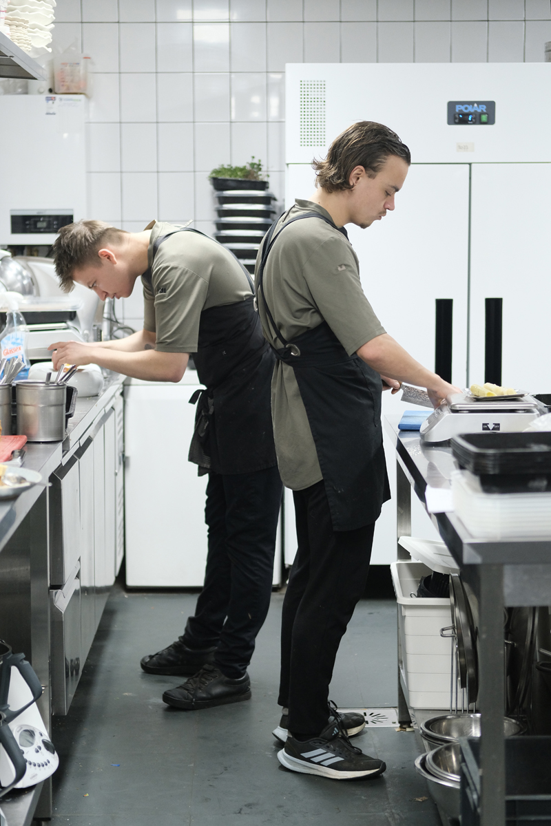 Keuken Keukenbrigade in voorbereiding van het diner